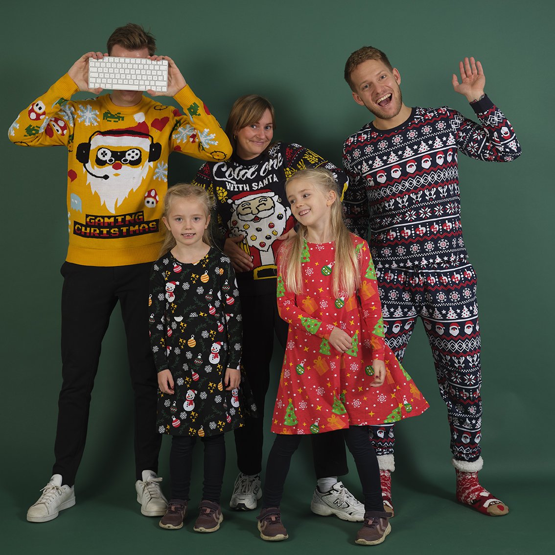 Une famille portant des vêtements de Noël.