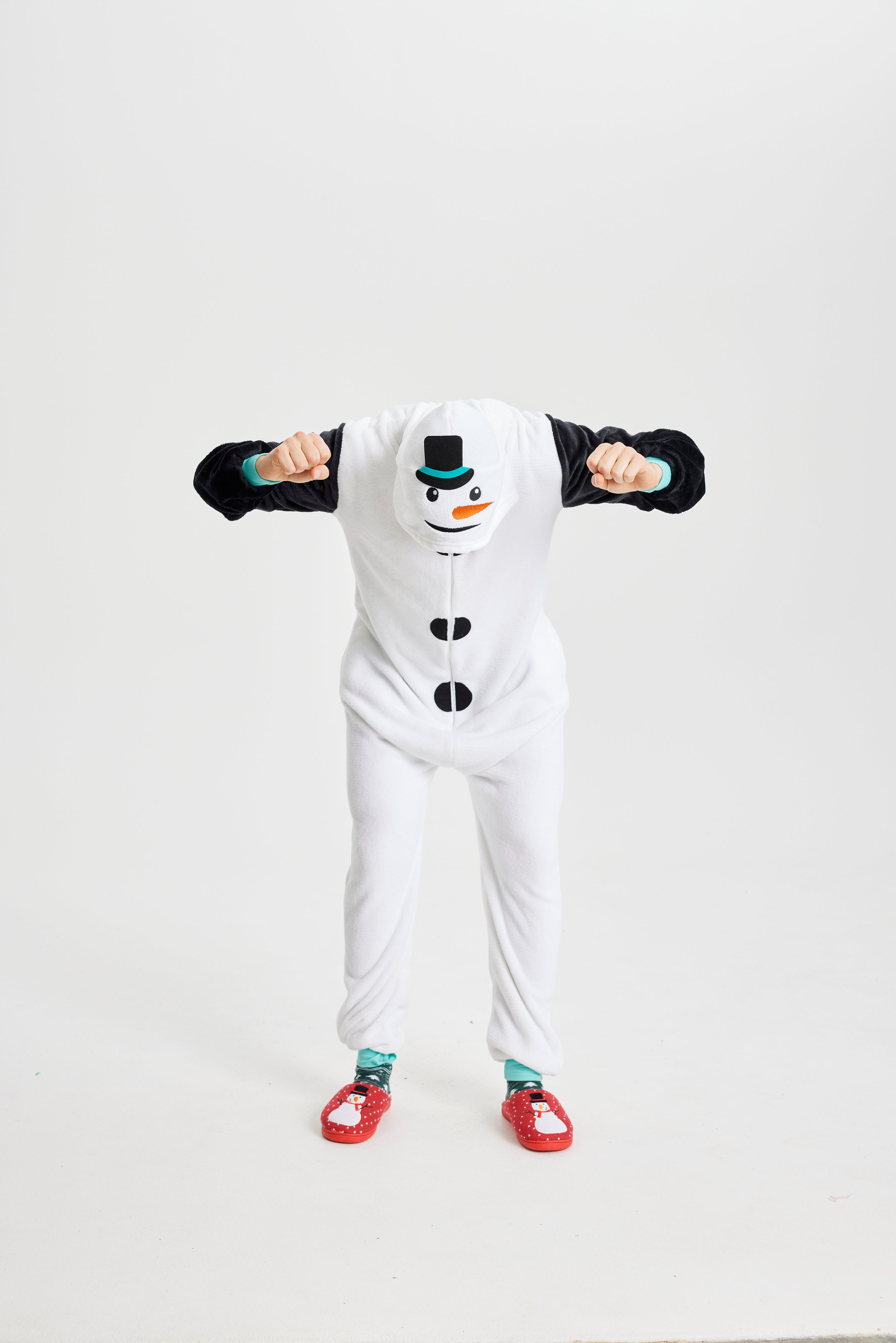 En poserende mand i en hvis jumpsuit med juletema.