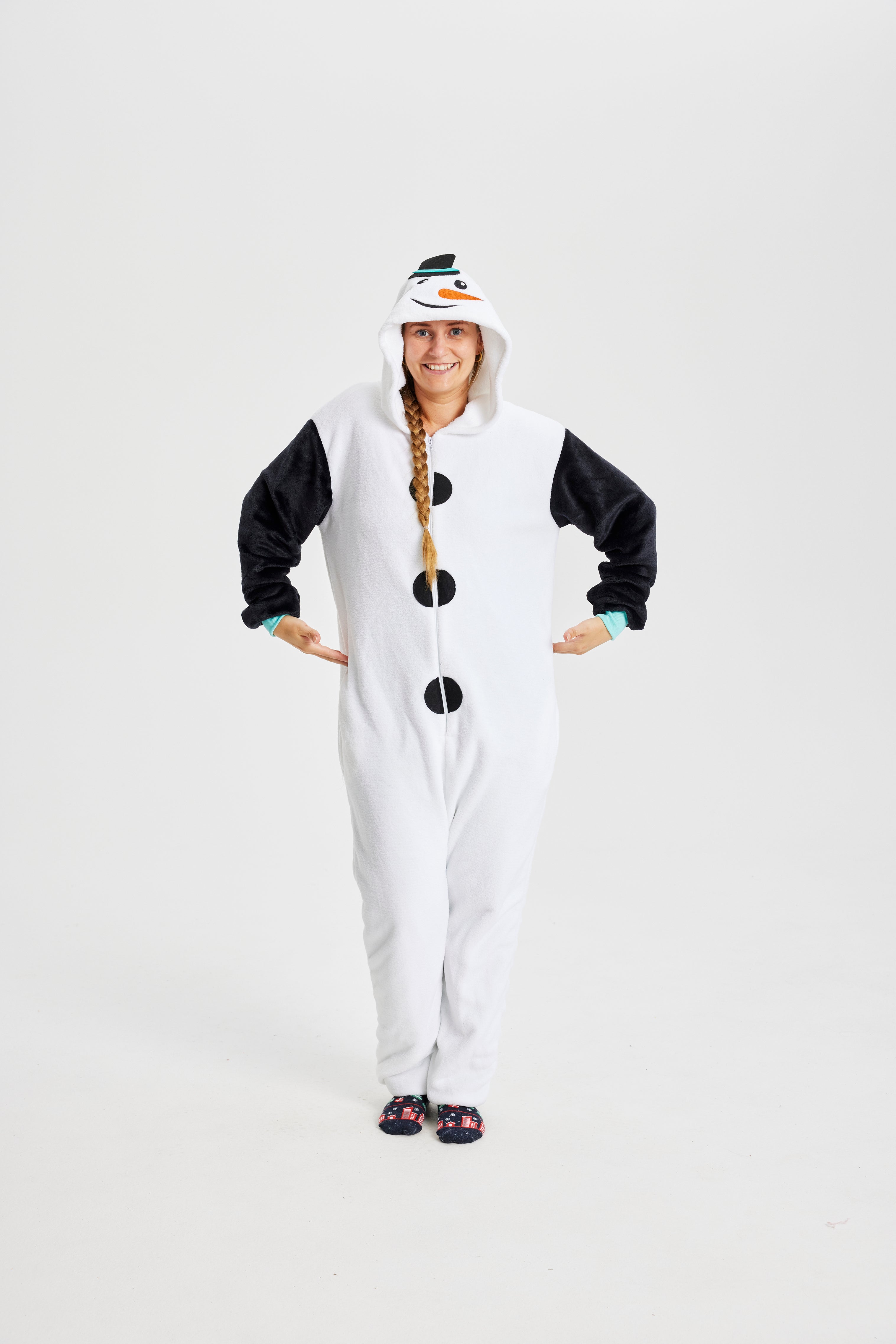 Une femme portant un costume de bonhomme de neige.