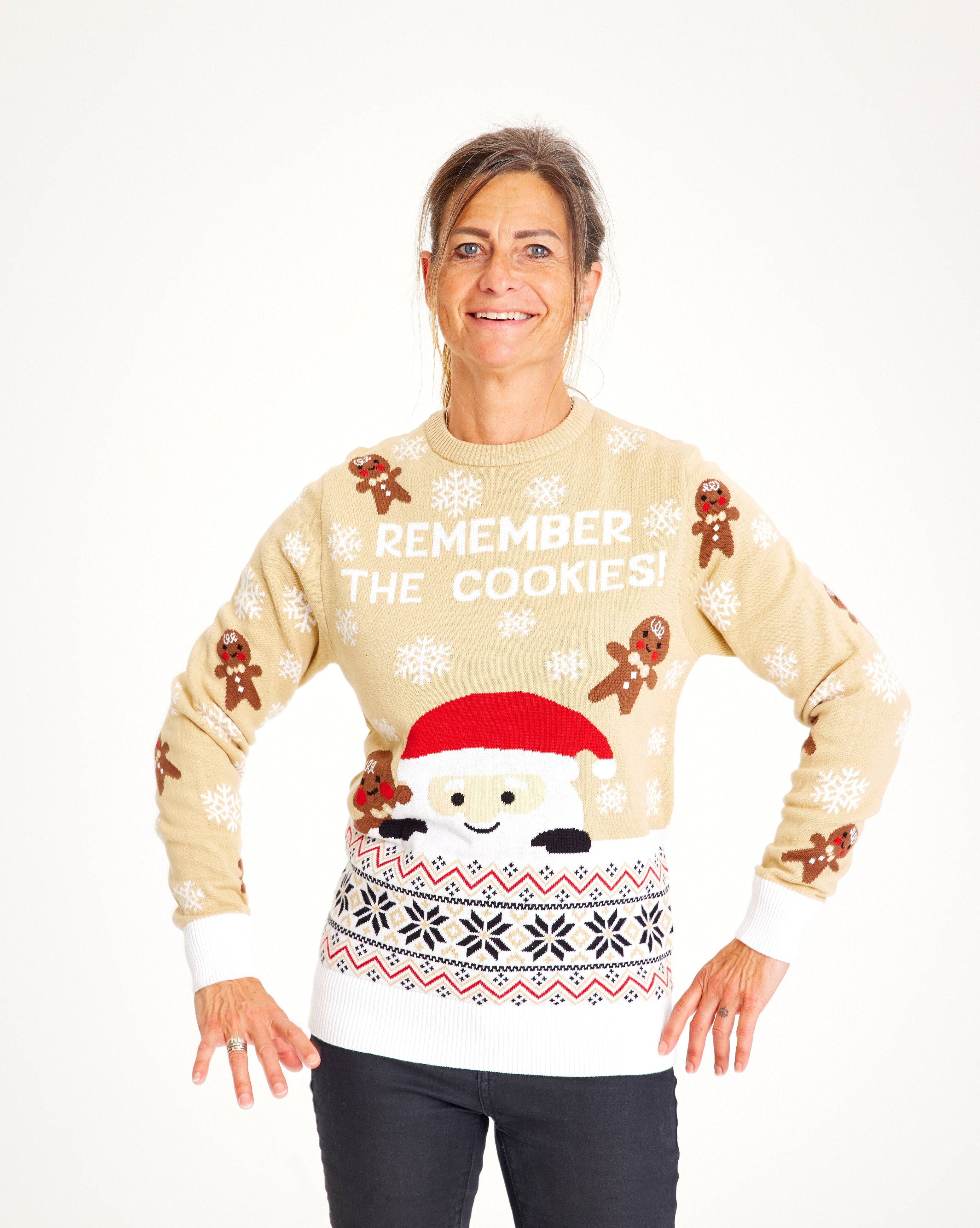 Une femme portant un pull de Noël beige.