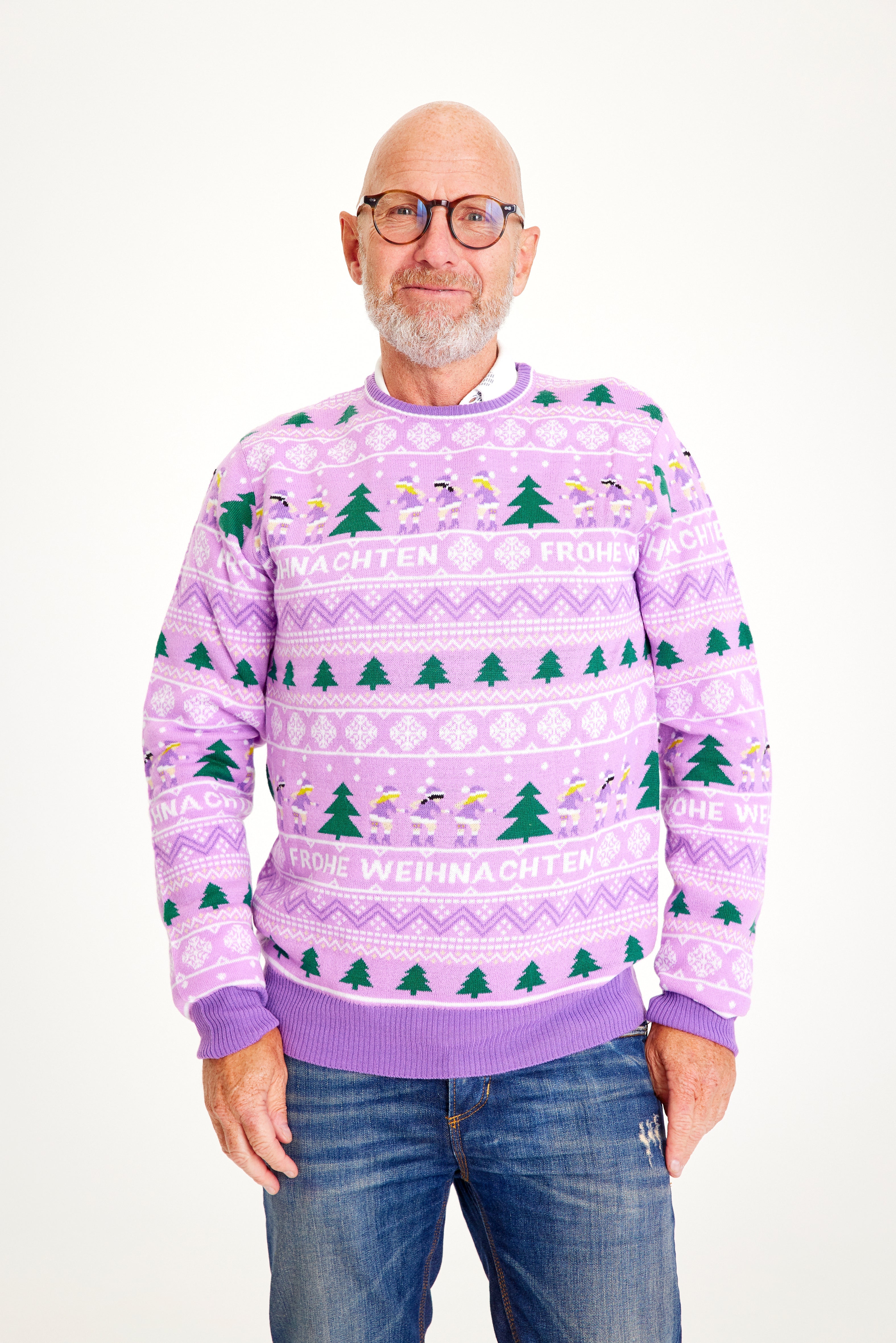 En mand i en lilla julesweater.
