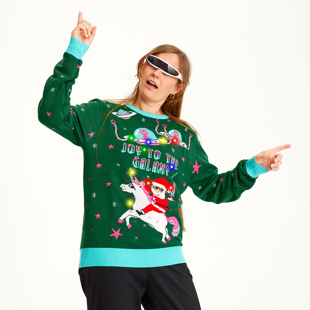 Une femme portant un pull de Noël vert avec la citation 