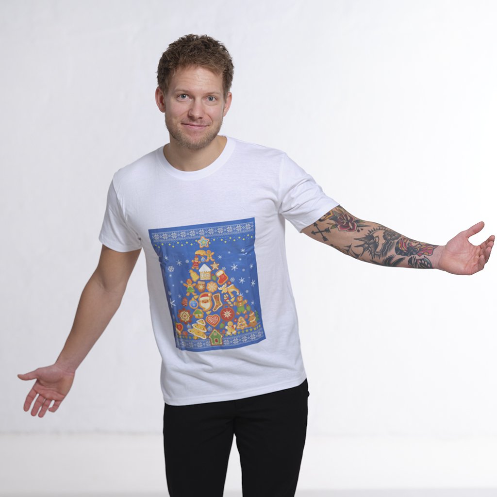 Un homme posant portant un T-shirt blanc avec un imprimé bleu de Noël.